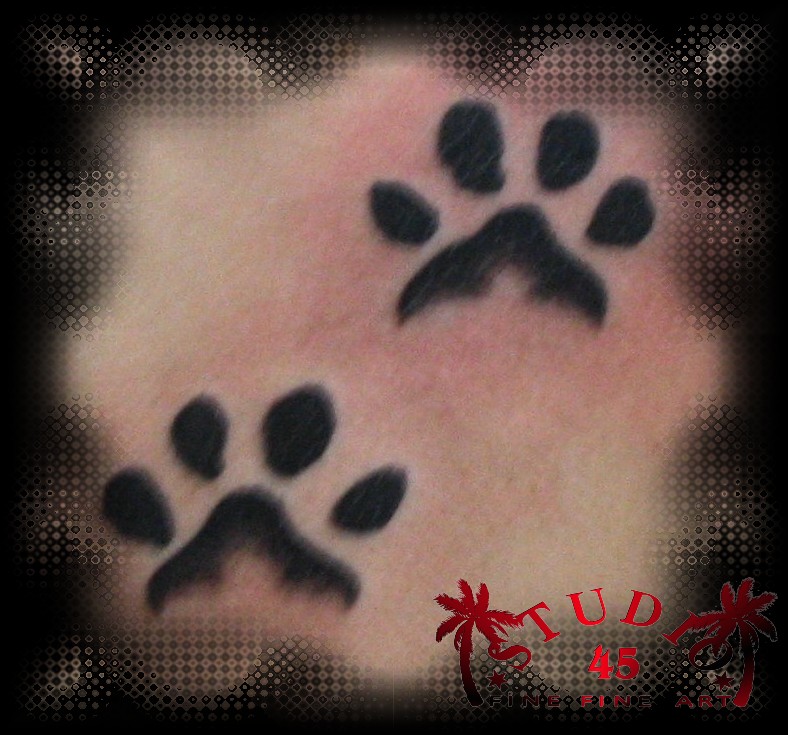 Katzenpfötchen Tattoo schwarz ausgefüllt Recklinghausen STUDIO 45